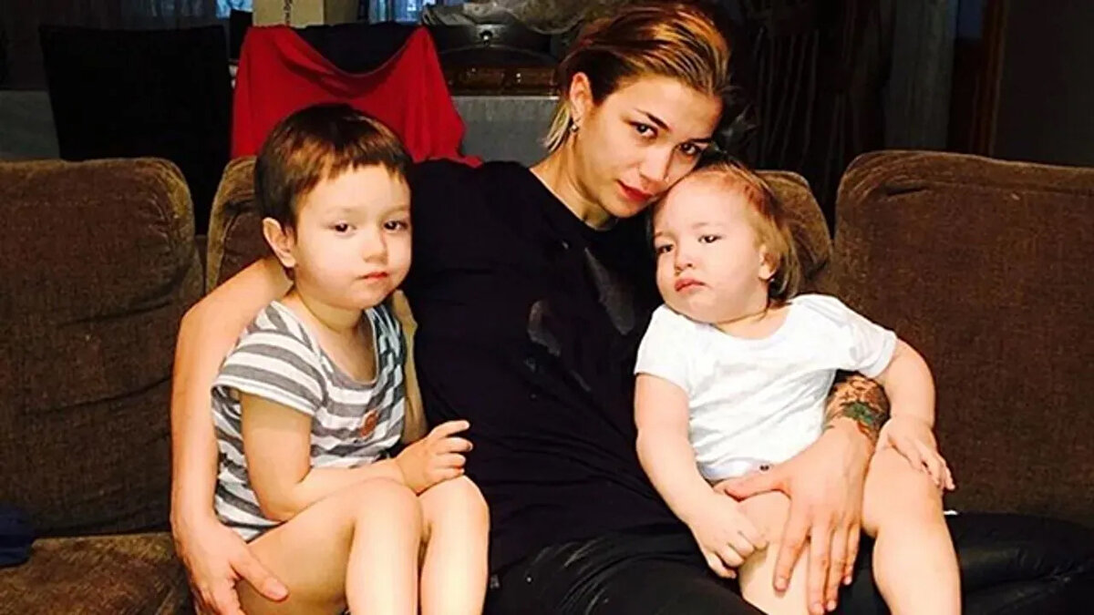 İddianın Kaynağı Sunucu İlknur Özkuş: "Cezaevinden Biri Aradı"<br><br>Sosyal medyada hızla yayılan iddiaların fitilini ateşleyen isim sunucu İlknur Özkuş oldu. Özkuş, sosyal medya hesabından yaptığı paylaşımda, Hendek Cezaevi’nden birinin kendisini aradığını iddia etti. Arayan kişinin, Melisa Dilara Tatlıtuğ ile aynı koğuşta kaldığını ve bu bilgiyi kendisine aktardığını belirtti.<br><br>İddiaya göre Tatlıtuğ, eski eşinin sevgilisine şiddet uygulaması nedeniyle tutuklanarak cezaevine gönderildi.İddianın Kaynağı Sunucu İlknur Özkuş: "Cezaevinden Biri Aradı"<br><br>Sosyal medyada hızla yayılan iddiaların fitilini ateşleyen isim sunucu İlknur Özkuş oldu. Özkuş, sosyal medya hesabından yaptığı paylaşımda, Hendek Cezaevi’nden birinin kendisini aradığını iddia etti. Arayan kişinin, Melisa Dilara Tatlıtuğ ile aynı koğuşta kaldığını ve bu bilgiyi kendisine aktardığını belirtti.<br><br>İddiaya göre Tatlıtuğ, eski eşinin sevgilisine şiddet uygulaması nedeniyle tutuklanarak cezaevine gönderildi.