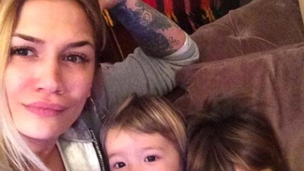 Ünlü oyuncu Kıvanç Tatlıtuğ’un kız kardeşi Melisa Dilara Tatlıtuğ hakkında ortaya atılan şok iddia sosyal medyayı salladı. Sunucu İlknur Özkuş, Tatlıtuğ'un eski eşinin sevgilisine şiddet uyguladığı gerekçesiyle Hendek Cezaevi'nde tutuklu olduğunu öne sürdü. Bu iddianın hemen ardından aileye yakın bir kaynak, haberi doğrularken Melisa Dilara Tatlıtuğ'un "dün tahliye olduğunu" belirtti. Peki, Kıvanç Tatlıtuğ'un kardeşi Melisa Dilara Tatlıtuğ kimdir, kaç yaşında? Melisa Tatlıtuğ neden cezaevine girdi?