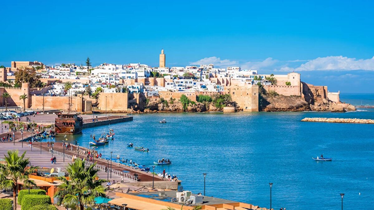 Avrupa'da öne çıkan üç şehir ise Finlandiya'nın Oulu, Portekiz'in Guimaraes ve İngiltere'nin Hull kentleri oldu. Dergi Oulu'un Avrupa'nın 2026 kültür başkenti, Guimaraes'in ise yeşil başkenti seçildiğine dikkat çekti. Hull'un ise "sıkıcı" imajına rağmen denizcilik tarihiyle yeniden keşfedilmeye değer görüldüğü aktarıldı.<br><br>Listede Fas'ın Rabat, Çin'in Pekin ve Filipinler'in Manila kentleri de bulunuyor.