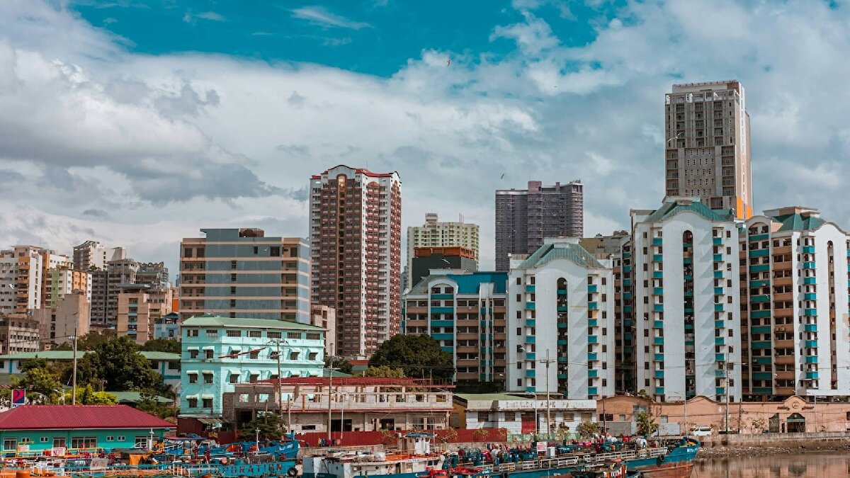 Kuymak ve Akçaabat köftesinden de bahseden dergi, Sümela Manastırı'nı "en çarpıcı tarihi noktalardan biri" olarak nitelendirdi. <br><br>Aynı kategoride Özbekistan'ın Hiva, Güney Kore'nin 850 km uzunluğundaki Dongseo yolu, Japonya'nın Yamagata ve Meksika'nın Oaxaca sahili tavsiye edildi.