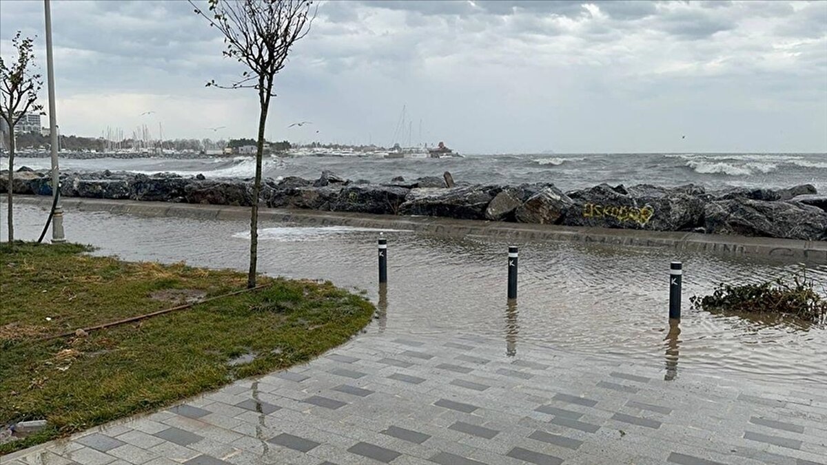 Meteoroloji Genel Müdürlüğü Balıkesir, Çanakkale, Edirne, İzmir, Kırklareli, Muğla ve Tekirdağ için sarı kodlu uyarı yayınladı. Bu illerde gece saatlerinden itibaren (03.00 civarı) kuvvetli sağanak ve gök gürültülü yağışların etkili olması bekleniyor.