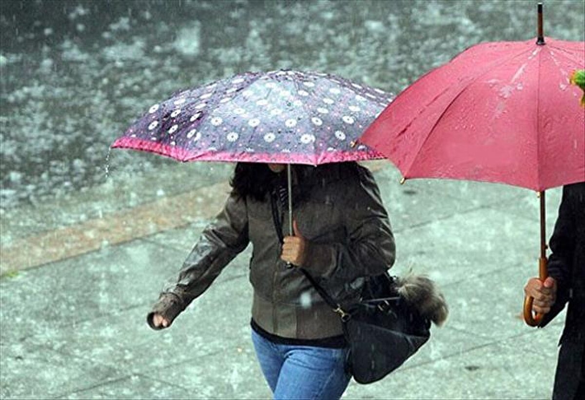 Perşembe günü en şiddetli yağışın İzmir ve çevresinde görüleceği tahmin ediliyor. Özellikle sabah ve öğle saatlerinde kısa süreli ama kuvvetli sağanaklar beklenen şehirde sel ve diğer afetlere karşı tedbir alınması gerektiği bildirildi.