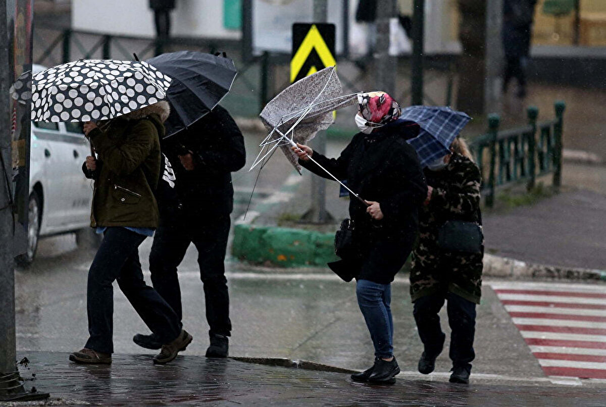 Perşembe gecesi etkisini Ege kıyılarında gösterecek rüzgar, cuma günü Marmara genelinde lodos fırtınasına dönüşecek. Bu nedenle deniz ulaşımında aksaklıklar olabileceği tahmin ediliyor.