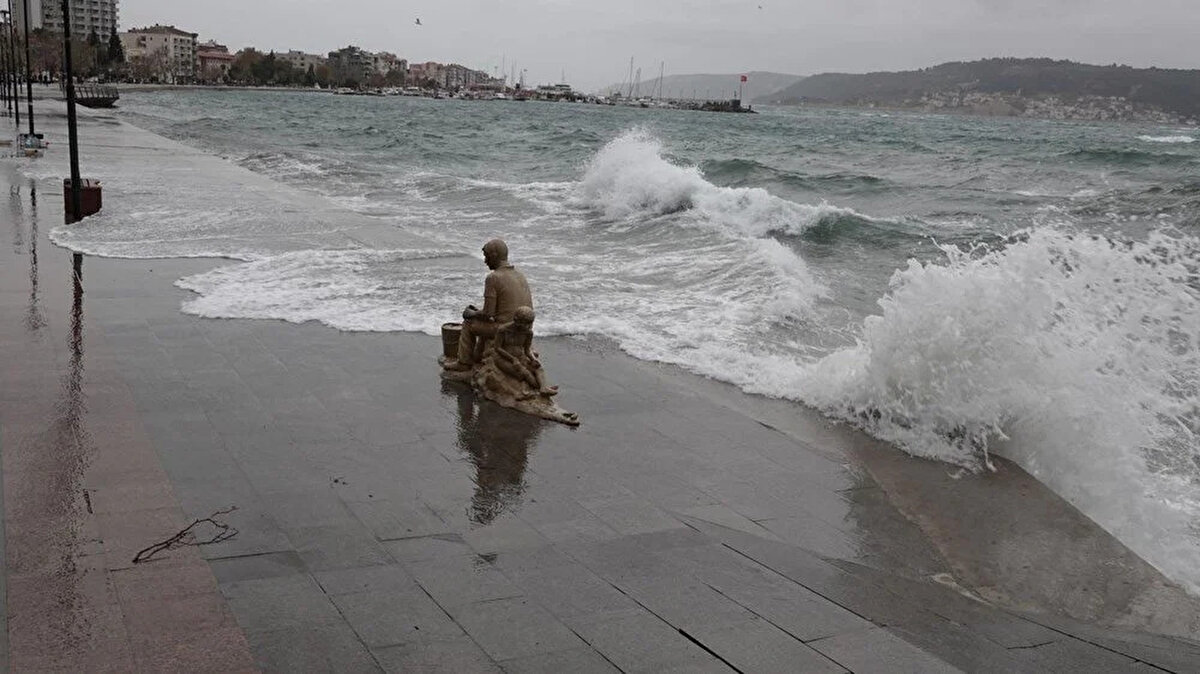 Uzmanlara göre, Aydın ve Muğla çevrelerinde de yağışların etkisi artacak. Dere yataklarına yakın bölgelerde su taşkınları yaşanabileceği, şehir içi trafikte aksamalar olabileceği aktarıldı.