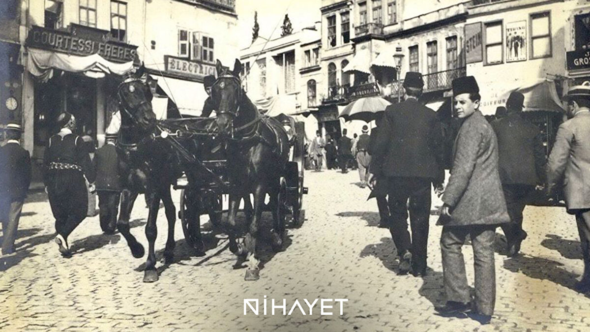 Dingo'nun ahırı<br><br>Bu ifade, atlı tramvaylara takviye atların konulduğu ve sürekli hareketin olduğu Dingo adlı Rum vatandaşın Taksim’deki ahırından kaynaklanıyor