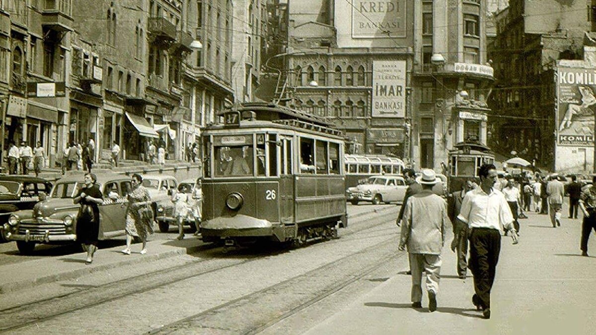 İstanbul, sadece coğrafyasıyla değil, asırlar boyunca ev sahipliği yaptığı olaylar ve hikayelerle de dilimizi şekillendirmiş bir şehirdir; peki, "Üsküdar'da sabah oldu" gibi günlük hayatta kullandığınız deyimlerin Galata Kulesi'nin eteklerinden çıkan gerçek hikayelerini biliyor musunuz?
