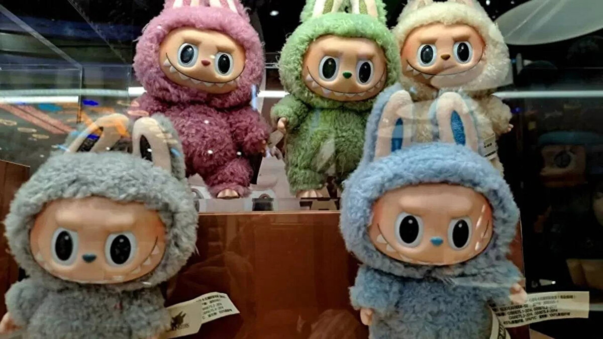 Mini Labubu, Ağustos ayında raflarda yerini aldıktan sonra markaya adeta altın çağını yaşattı. Pop Mart’ın Eylül sonuna kadar olan üç aylık gelirleri, geçen yılın aynı dönemine göre yüzde 250 artış kaydetti.