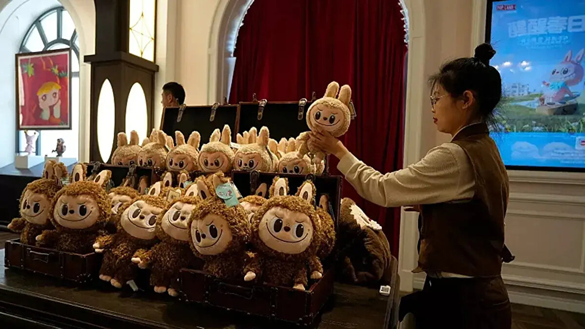 Pop Mart’ın değeri rekor kırdı<br><br>2019’da piyasaya çıkan Labubu oyuncakları sayesinde Pop Mart, dünya genelinde 2.000’den fazla satış noktası ve otomatla faaliyet gösteriyor. Şirketin Hong Kong Borsası’ndaki hisseleri 2020’den bu yana yüzde 280 değer kazandı.