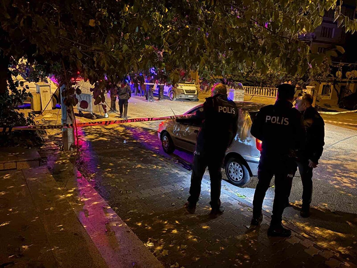 İhbar üzerine bölgeye çok sayıda polis ve sağlık ekibi sevk edildi.