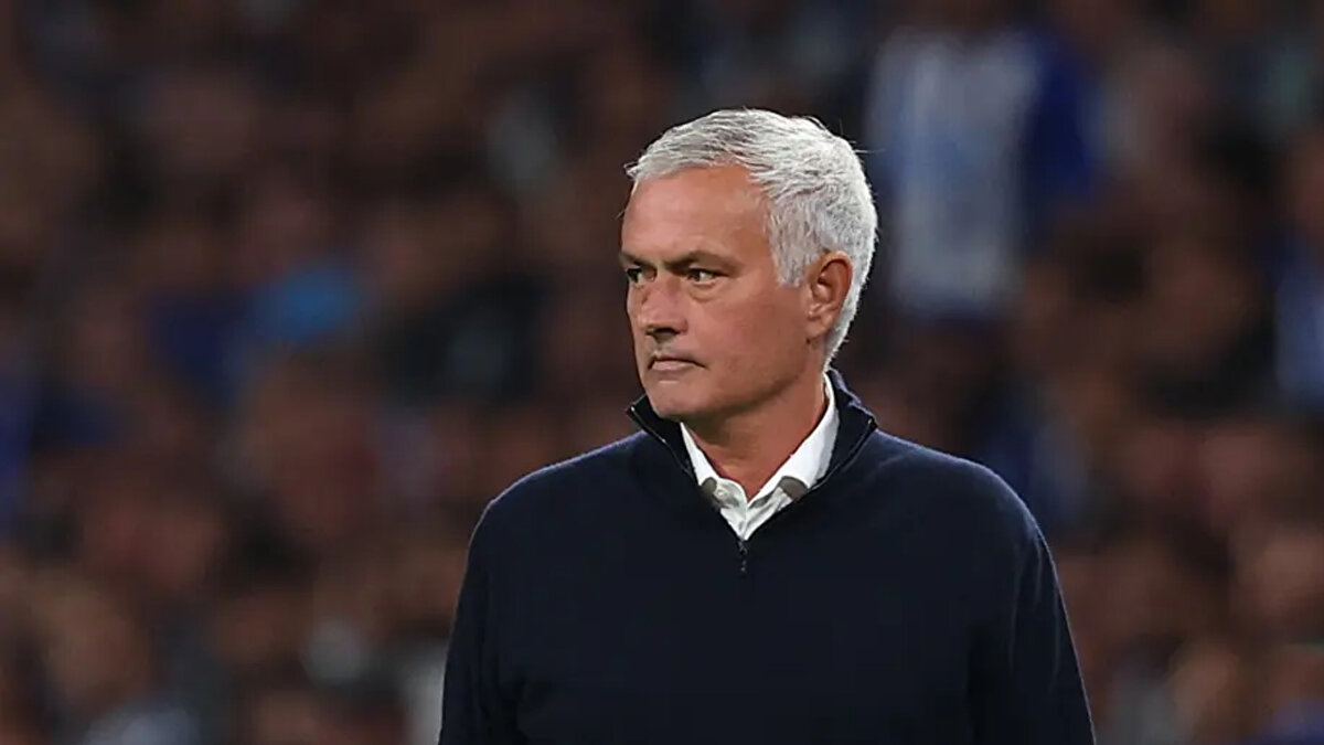Fenerbahçe'den ayrıldıktan kısa bir süre sonra Benfica ile anlaşan Jose Mourinho için Şampiyonlar Ligi'nde işler istenildiği gibi gitmiyor.<br><br>
