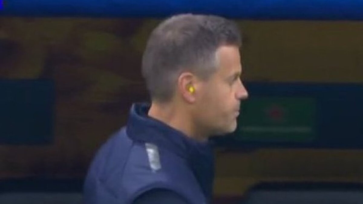 Kulak tıkacı taktı<br><br>Maçın ilk düdüğünden itibaren tribünleri dolduran Galatasaraylılar müthiş bir destek gösterdi. Tezahüratların ve desteğin gürültüsü Kjetil Knutsen'i kulak tıkacı kullanmak zorunda bıraktı. Tecrübeli teknik direktör 15.dakikada daha fazla dayanamadı ve kulak tıkacı taktı.