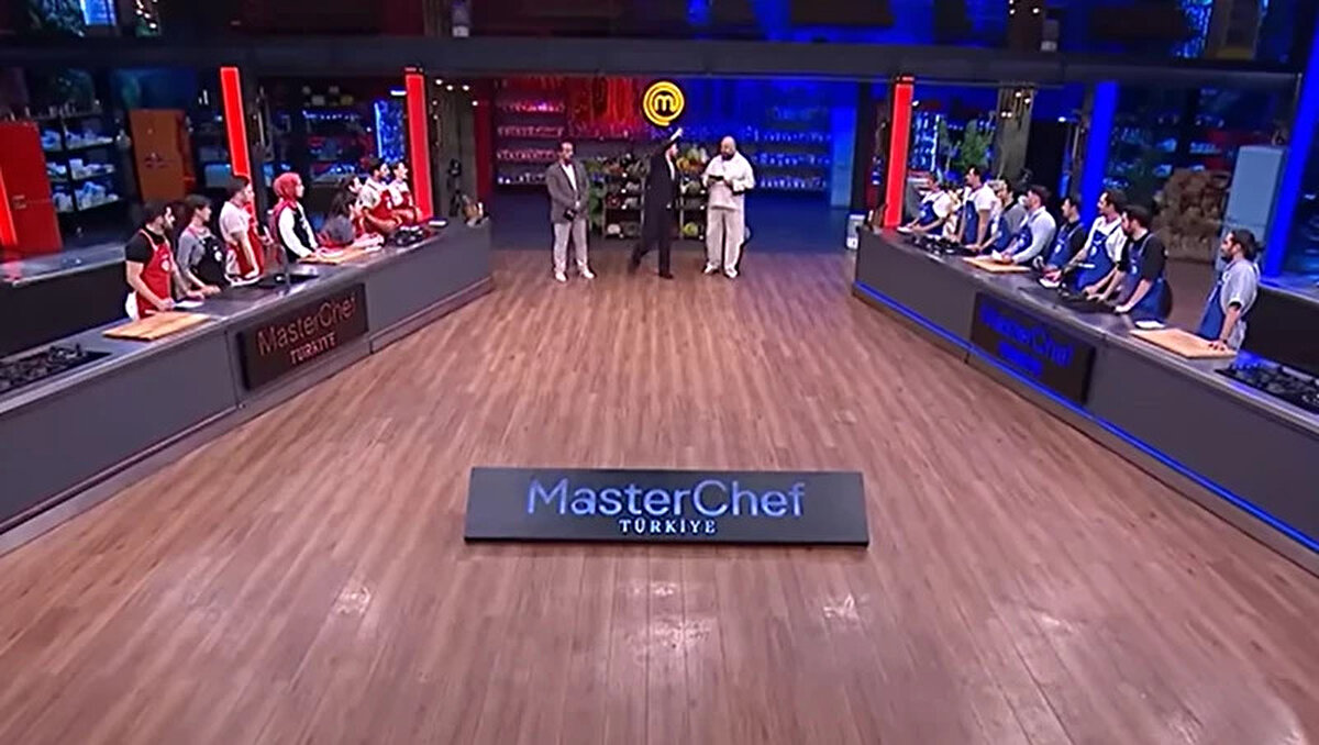 MASTERCHEF DOKUNULMAZLIĞI HANGİ TAKIM KAZANDI? (21 EKİM)<br><br>MasterChef Türkiye'de haftanın ikinci dokunulmazlık oyunu için mavi ve kırmızı takım tezgah başına geçti. Şefler Danilo Zanna, Somer Sivrioğlu ve Mehmet Yalçınkaya, takımlardan "7 bölge 7 yemek" konseptinde 7 farklı çeşit hazırlamalarını istedi. 45 dakikalık süre sonunda konuk jüri üyelerinin de oylarıyla dokunulmazlığı kazanan taraf Mavi Takım oldu.