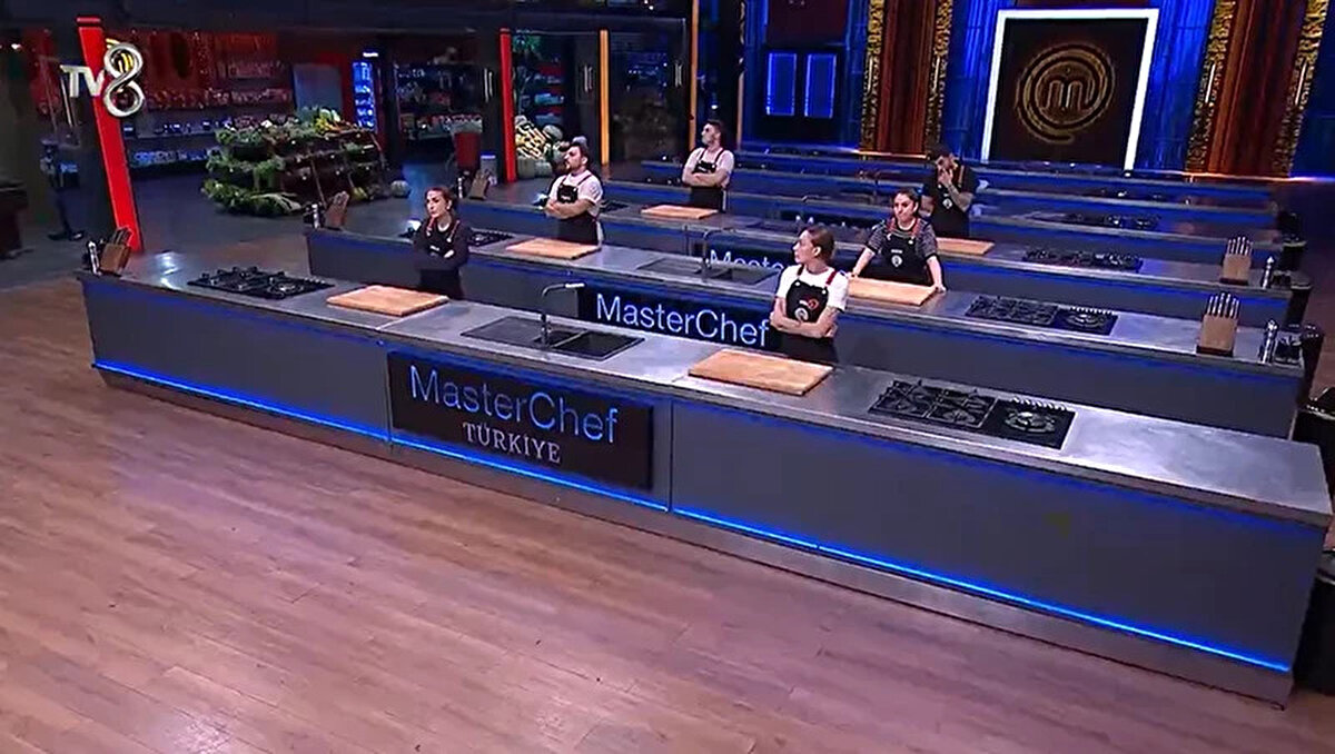 MASTERCHEF HAFTANIN ELEME ADAYLARI (21 EKİM 2025)<br><br>Haftanın ilk dokunulmazlık oyunu sonrası potaya giren isimler Aslı ve Sümeyye olmuştu. Son oyunla birlikte haftanın eleme adayları netleşti.<br><br>Aslı<br><br>Sümeyye<br><br>Nisa<br><br>Barış