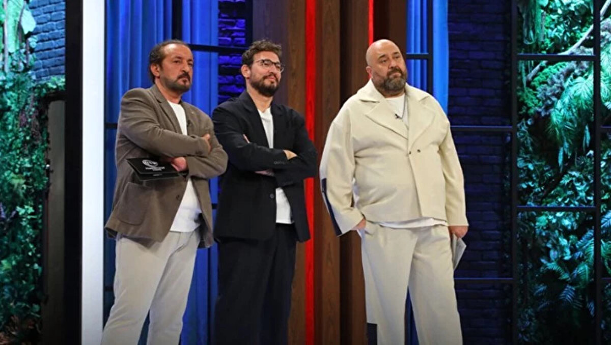 MasterChef eleme adayı kim oldu? 21 Ekim 2025 Salı akşamı TV8'de yayınlanan MasterChef Türkiye'nin son bölümünde, haftanın 3. ve 4. eleme adayları belli oldu. "7 bölge 7 yemek" konseptli dokunulmazlık oyununu kaybeden kırmızı takımda bireysel dokunulmazlığı Furkan kazanırken, yapılan oylama ve kaptan kararı sonucu potaya giden isimler Nisa ve Barış oldu. Böylece bu haftanın eleme adayları Aslı, Sümeyye, Nisa ve Barış olarak tamamlandı.