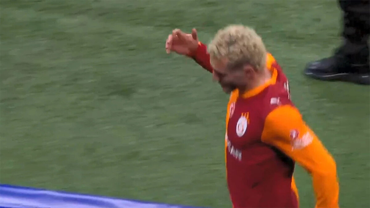 Sahadan çıkarken şaşkın bir ifadeyle tribünlere bakan Barış Alper, ardından elini savurarak tepkisini gösterdi. 