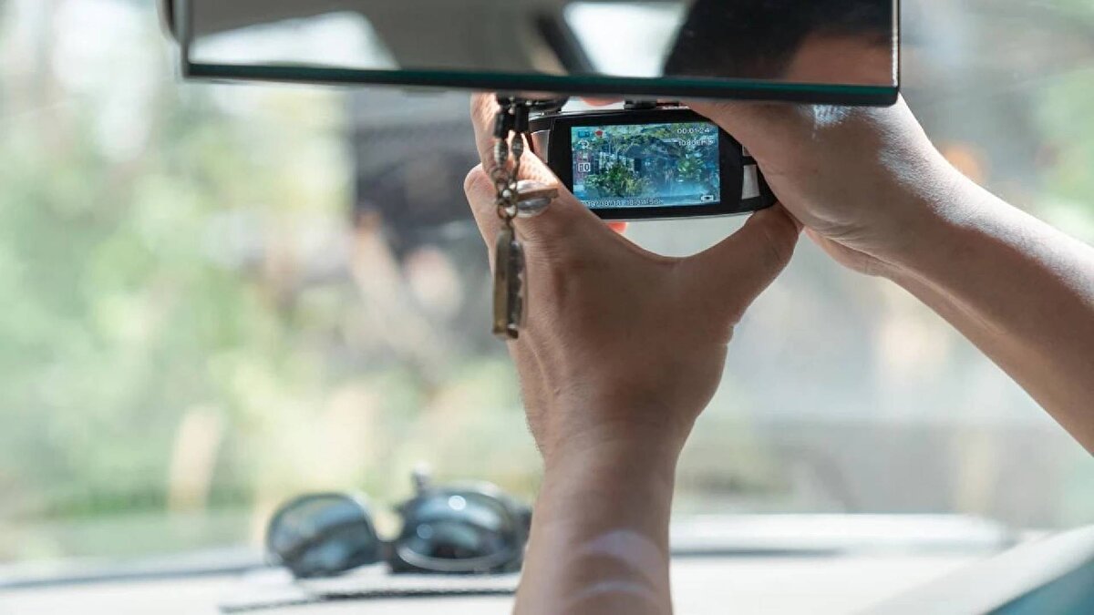 Karayolları Trafik Yönetmeliğinde, ticari olarak yolcu taşımacılığında kullanılan M2 ve M3 sınıfı taşıtlar, belediyelere ait veya belediyeler tarafından yetkilendirilen toplu taşıma taşıtları ile taksi ve dolmuşlara kamera sistemi ile görüntü kayıt cihazı bulundurma zorunluluğu getirildi.