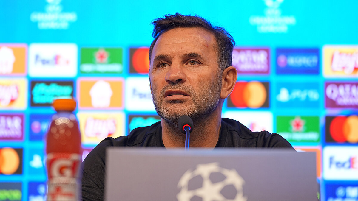 "Babasına geçmiş olsun dileklerimi iletiyorum"<br><br>Torreira'nın fedakarlık yaparak oynadığını belirten Buruk, "Lucas Torreira'nın babası kalp krizi geçirmiş ama bu maç sahadaydı. Herkese elimi uzatmak, herkesle konuşmak ve dokunmak zorundayım. İşim sadece antrenman değil, saha dışındaki işler de vaktimizi alıyor. Oyuncularımla çok yakınım ve onlara çok değer veriyorum. Torreira da bunlardan biri. Babasına geçmiş olsun dileklerimi iletiyorum. Bu şekilde oynaması gerçekten zor bir durum." dedi.