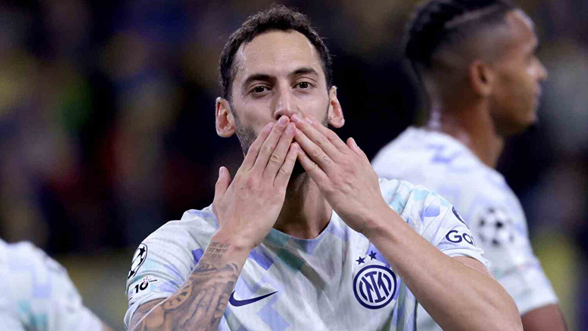 Hakan fileleri havalandırdı<br><br>Milli futbolcu Hakan Çalhanoğlu'nun penaltıdan gol attığı maçta Inter, deplasmanda Belçika'nın Union Saint-Gilloise takımını 4-0'lık skorla geçti. İtalyan temsilcisinin diğer gollerini Denzel Dumfries, Lautaro Martinez ve Francesco Pio Esposito attı.