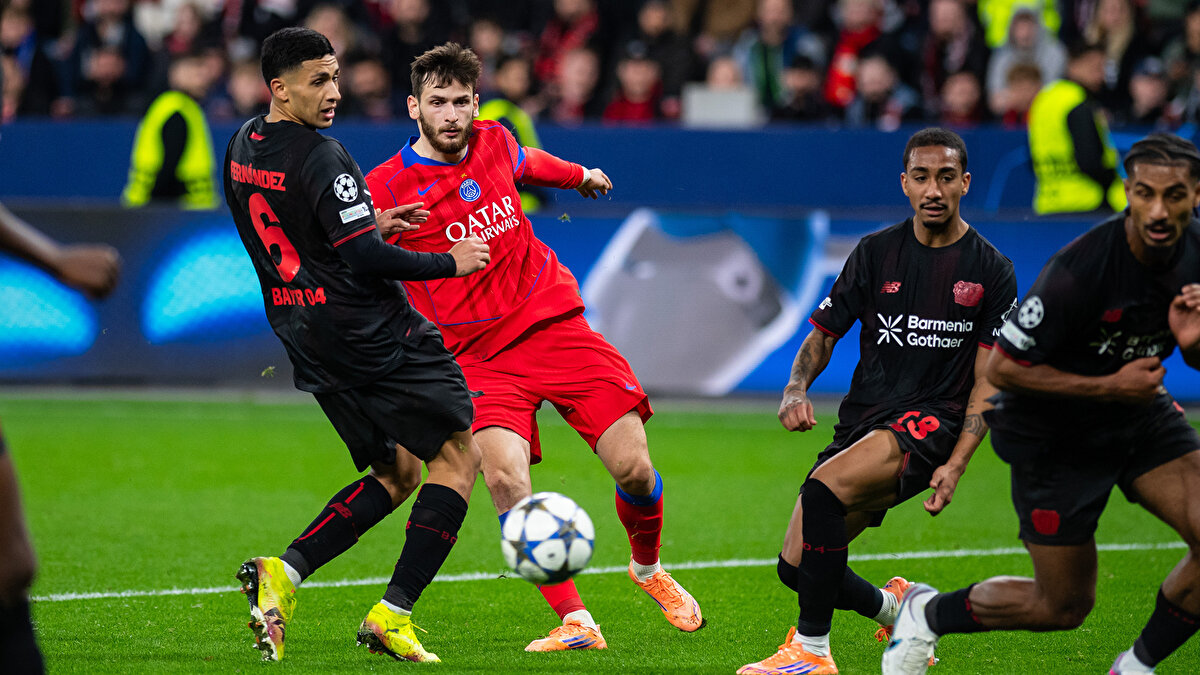 9 gollü olay maç<br><br>Gecenin bir başka bol gollü galibiyetinde son şampiyon Paris Saint Germain, deplasmanda Bayer Leverkusen'i William Pacho, Desire Doue (2), Khvicha Kvaratskhelia, Nuno Mendes, Ousmane Dembele ve Vitinha'nın golleriyle 7-2 yendi.