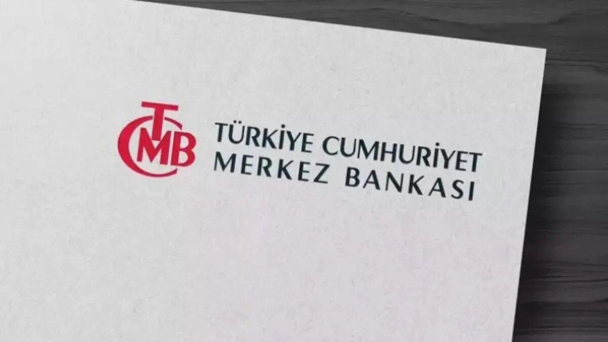 Eylül Ayı Faiz Kararı Ne Olmuştu?<br><br>Eylül ayında politika faizini 250 baz puan düşürerek yüzde 40,50 seviyesine düşürmüştü. Ekonomistler, TCMB’nin enflasyon ve döviz piyasasındaki dalgalanmalar doğrultusunda bir karar almasını bekliyor. AA Finans tarafından faiz beklenti anketi de yayımlandı.<br>