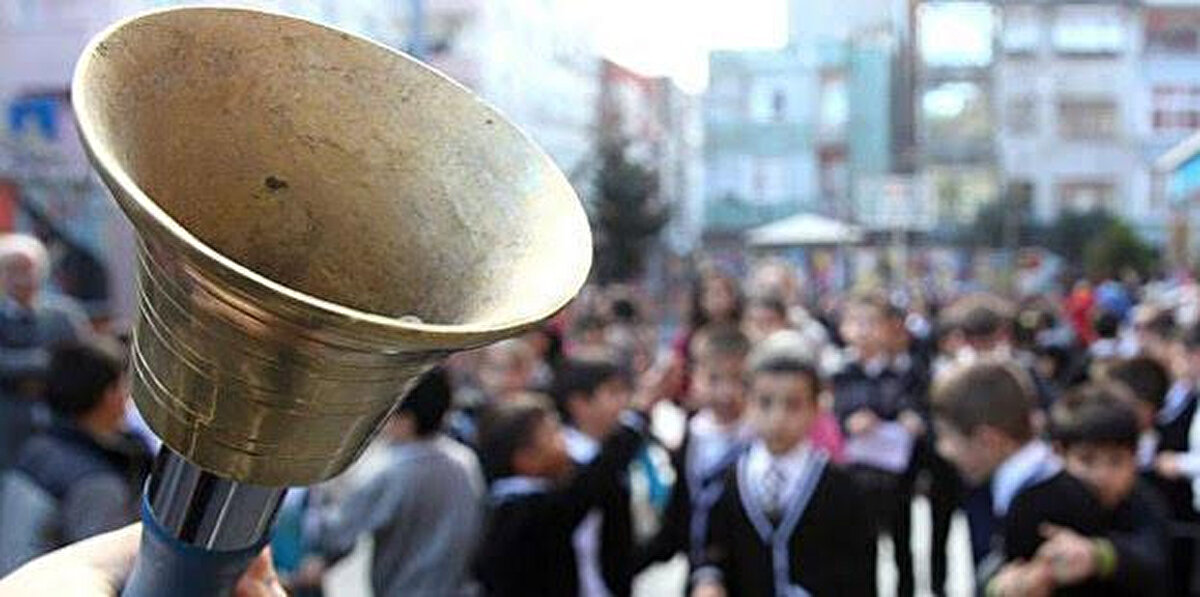 Ekim ayının sonlarına gelinirken, milyonlarca öğrenci ve velinin gündemindeki "Kasım ara tatil ne zaman 2025?" sorusu yanıtını buldu. Milli Eğitim Bakanlığı (MEB) tarafından yayımlanan 2025-2026 eğitim öğretim yılı çalışma takvimine göre, okullarda ilk ara tatil Kasım ayında uygulanacak. Öğrenciler, hafta sonlarıyla birleşen bu tatilde toplam 9 gün dinlenme fırsatı bularak kısa bir mola verecek.