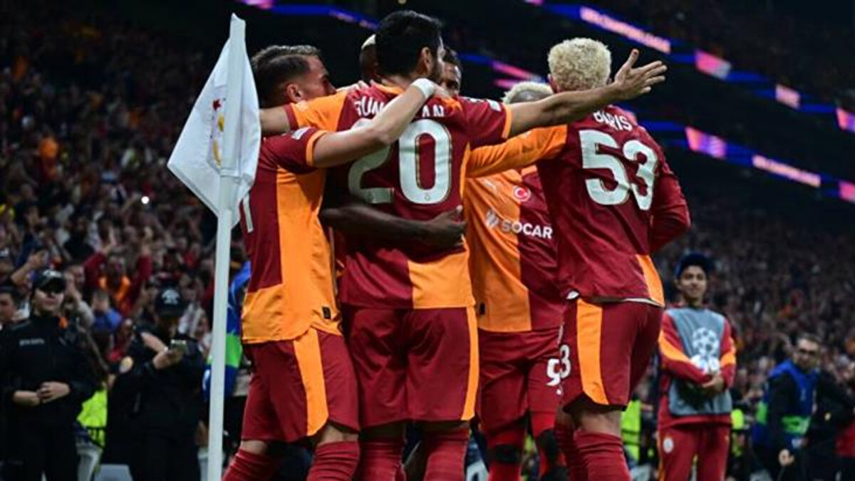 OLASI SONUÇLAR<br><br>1. SENARYO-GALATASARAY GALİBİYETİ: <br><br>Yapay zeka modelinin ilk ve en olası senaryosu, Galatasaray’ın iç saha ve kadro kalitesi avantajını kullanarak maçı kazanacağı yönünde. Analiz edilen skor tahmini 3-1 olarak belirlenirken, bu sonucun Sarı kırmızılı ekibin gruptaki konumunu önemli ölçüde güçlendireceğini söyledi.. Maçın genelinde Galatasaray’ın topa daha fazla sahip olması ve daha fazla gol pozisyonu üretmesini bekliyor.<br>
