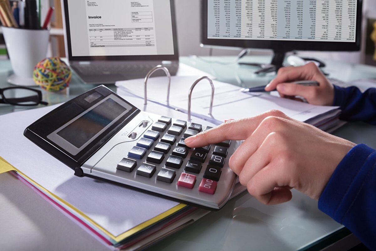 Gram altın fiyatı nasıl hesaplanır?<br><br>Dünyada altının fiyatı ons cinsinden ifade edilir. İç piyasadaki gram altın fiyatını bulmak için ise şu formül uygulanır:<br><br>Ons altın X DolarTL: 31,1<br><br>Bu sonuç bize uluslararası alanda bir gram altının satış fiyatını verir.