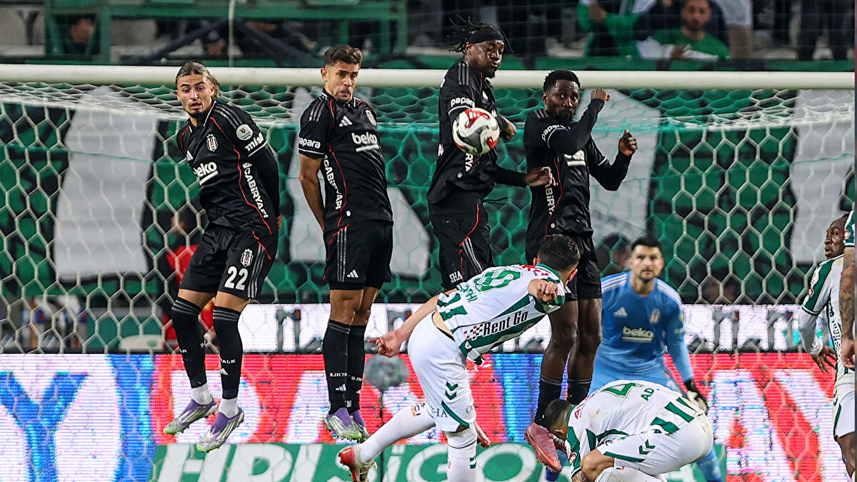 Süper Lig'de erteleme maçında karşı karşıya gelen Konyaspor ile Beşiktaş dün kozlarını paylaştı. <br><br>