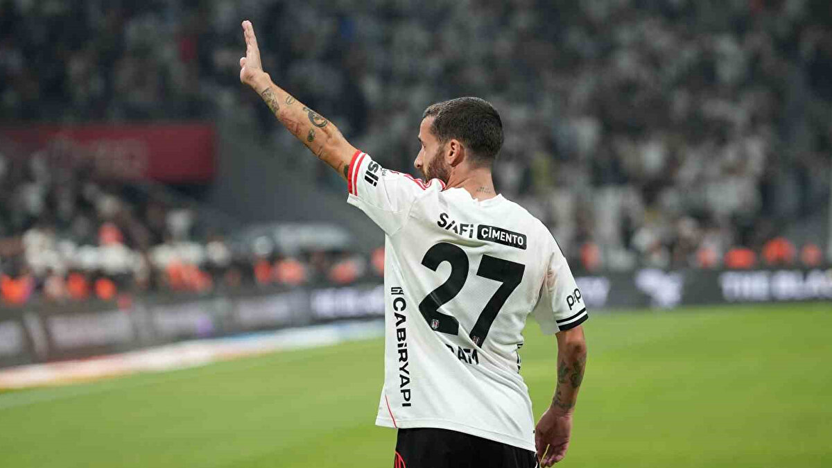 BEŞİKTAŞ'TA RAFA SİLVA KRİZİ <br><br>Serdar Ali Çelikler, Youtube programında Beşiktaş'ın Portekizli yıldızı Rafa Silva'nın takım arkadaşı Joao Mario'nun ayrıldıktan sonra sessizliğe büründüğünü iddia etti.<br><br>