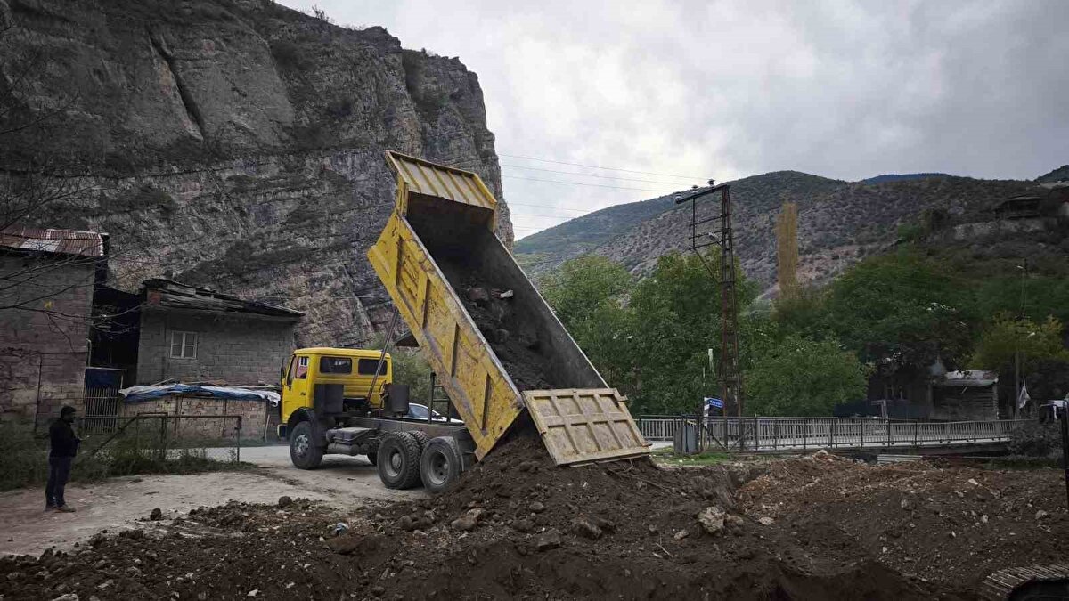Arslan, tespitlerinin ardından Kültür ve Turizm Bakanlığı’na başvurarak resmi define arama izni aldı. Bakanlık denetiminde yürütülen kazı, iş makinesi yardımıyla gerçekleştirildi.