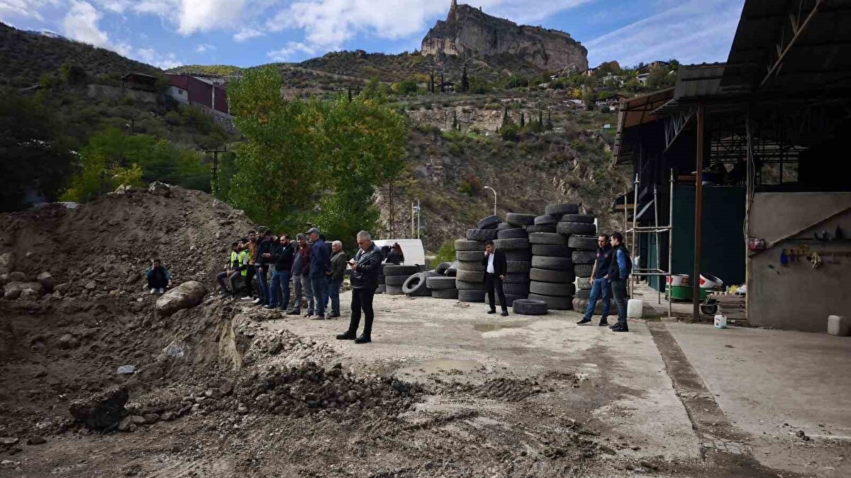 Kazı alanı, çevrede yaşayan vatandaşların da yoğun ilgisini çekti. Gün boyunca çok sayıda kişi kazı çalışmalarını merakla izledi.