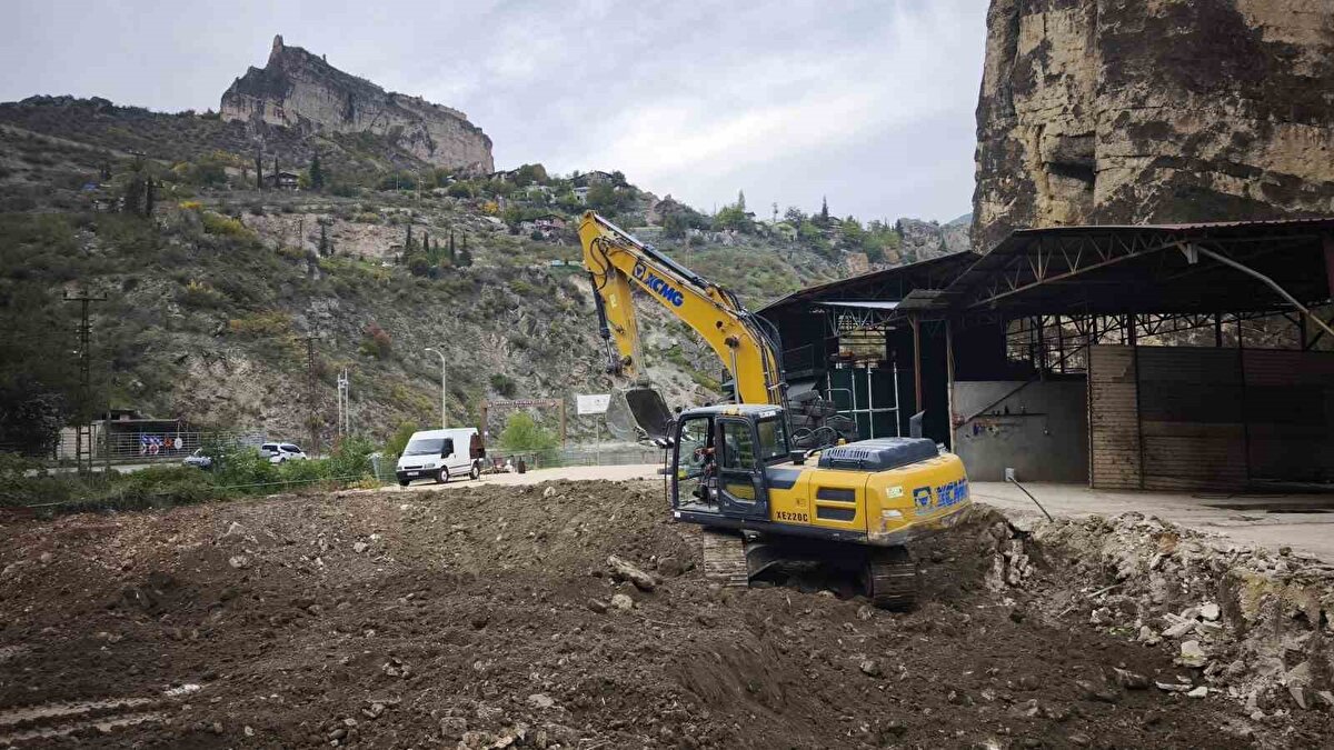 Üç gün süren çalışmalar kapsamında yaklaşık 25 metre derinliğe inildi. Ancak aramalarda herhangi bir define veya tarihi esere ulaşılamadı.