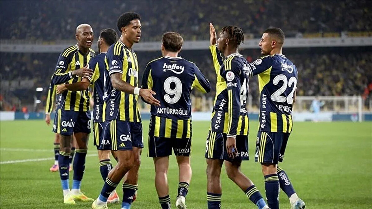Geride kalan iki haftada 1 galibiyet ve 1 mağlubiyet yaşayan Fenerbahçe, gruplarda üst sıralarda yer almak için sahaya mutlak galibiyet parolasıyla çıkıyor. Teknik direktör, takımın iç saha avantajını kullanarak baskılı bir oyun planı oluşturmayı hedefliyor.
