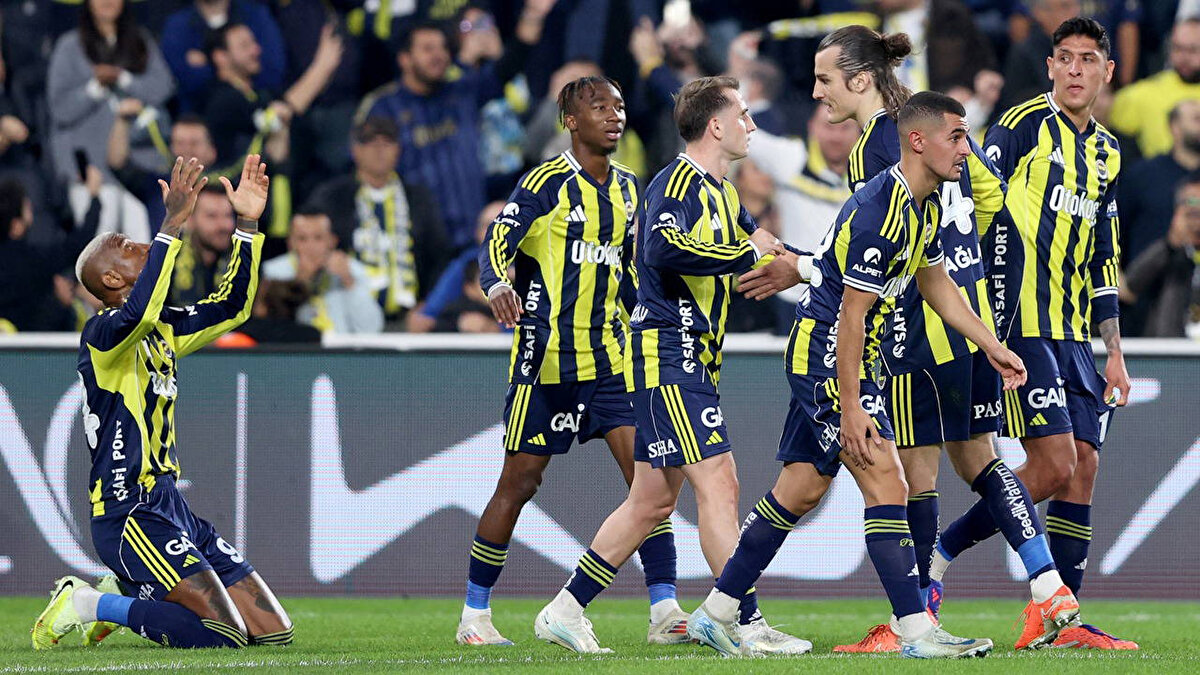 Fenerbahçe-Stuttgart muhtemel 11’ler<br><br>Fenerbahçe: Tarık, Semedo, Skriniar, Oosterwolde, Brown, İsmail, Alvarez, Nene, Asensio, Kerem, En-Nesyri (Talisca)<br><br>Stuttgart: Nübel, Chabot, Hendriks, Jaquez, Assignon, Stiller, Atakan, Mittelstadt, Chema, Nartey, Tomas