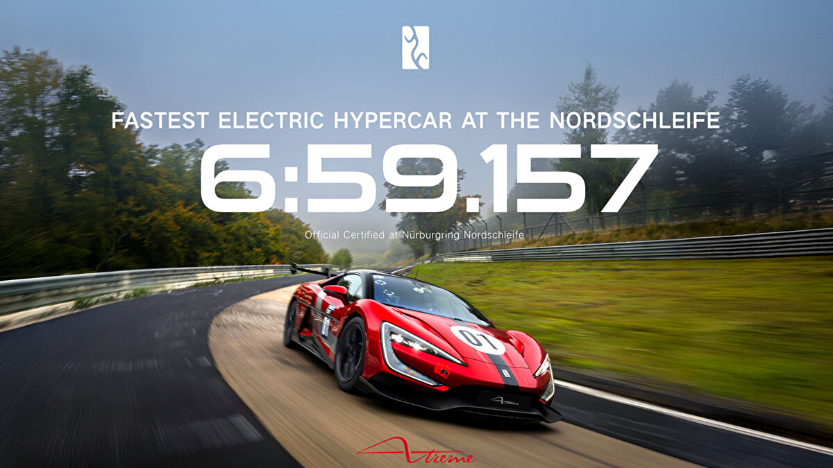 U9 Xtreme, BYD’nin 1.200V e4 platformu üzerine inşa edildi ve dört ayrı elektrik motorundan güç alıyor. Toplam 3.000 beygir gücü üreten sistem, her tekerleğe ayrı tork iletimini yöneterek benzersiz yol tutuş sağlıyor.