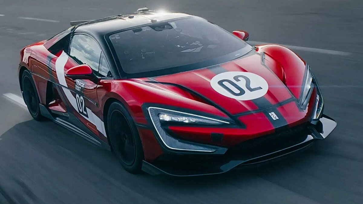 Rekor denemesinde direksiyon başında Alman pilot Moritz Kranz vardı. Kranz, aracın üstün denge sistemi ve anlık tork kontrolü sayesinde “sadece hız değil, hassasiyetin de rekoru” kırdıklarını söyledi.