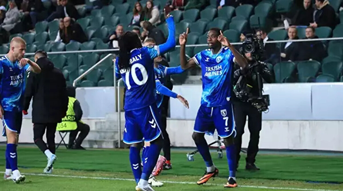 SAMSUNSPOR-DİNAMO KİEV MAÇI NE ZAMAN, SAAT KAÇTA?<br><br>Samsunspor ile Dinamo Kiev arasındaki zorlu mücadele, 23 Ekim Perşembe (bu akşam) saat 22:00'de başlayacak. Mücadeleye Samsun 19 Mayıs Stadyumu ev sahipliği yapacak.