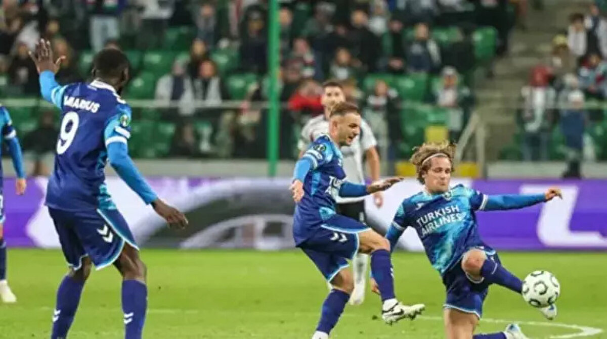 SAMSUNSPOR-DİNAMO KİEV MAÇI HANGİ KANALDA, ŞİFRESİZ Mİ?<br><br>Futbolseverlerin merakla beklediği Samsunspor-Dinamo Kiev Konferans Ligi maçı, TRT 1 ekranlarından naklen ve şifresiz olarak yayınlanacak.<br><br>Karşılaşmayı İzlanda Futbol Federasyonu'ndan hakem Ivar Orri Kristjansson yönetecek. Kristjansson'un yardımcılıklarını Birkir Sigurdarson ve Gylfi Mar Sigurdsson yaparken, maçın dördüncü hakemi Vilhjalmur Thorarinsson olacak.