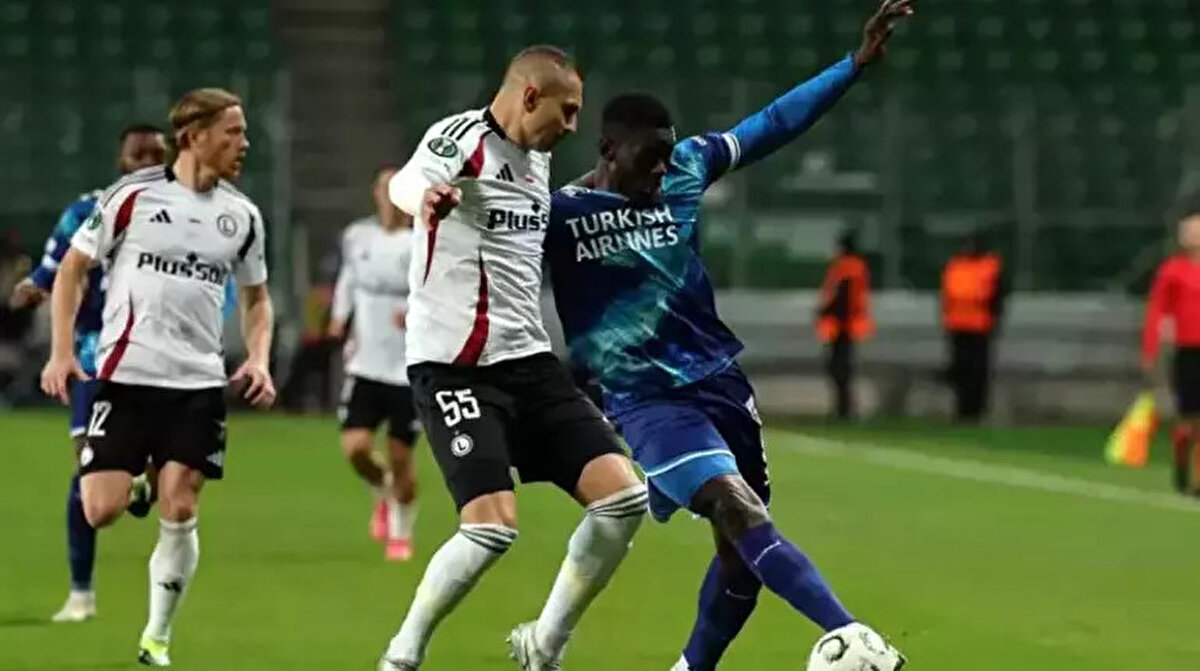 SAMSUNSPOR-DİNAMO KİEV MAÇI MUHTEMEL 11'LER<br><br>İki takımın sahaya çıkması beklenen muhtemel 11'leri şu şekilde:<br><br>Samsunspor: Okan, Zeki, Satka, van Drongelen, Tomasson, Makoumbou, Coulibaly, Holse, Emre, Musaba, Mouandilmadji<br><br>Dinamo Kiev: Neshcheret, Karavaev, Popov, Thiare, Vivcharenko, Mykhailenko, Voloshyn, Pikhalyonok, Buyalskiy, Ogundana, Guerrero