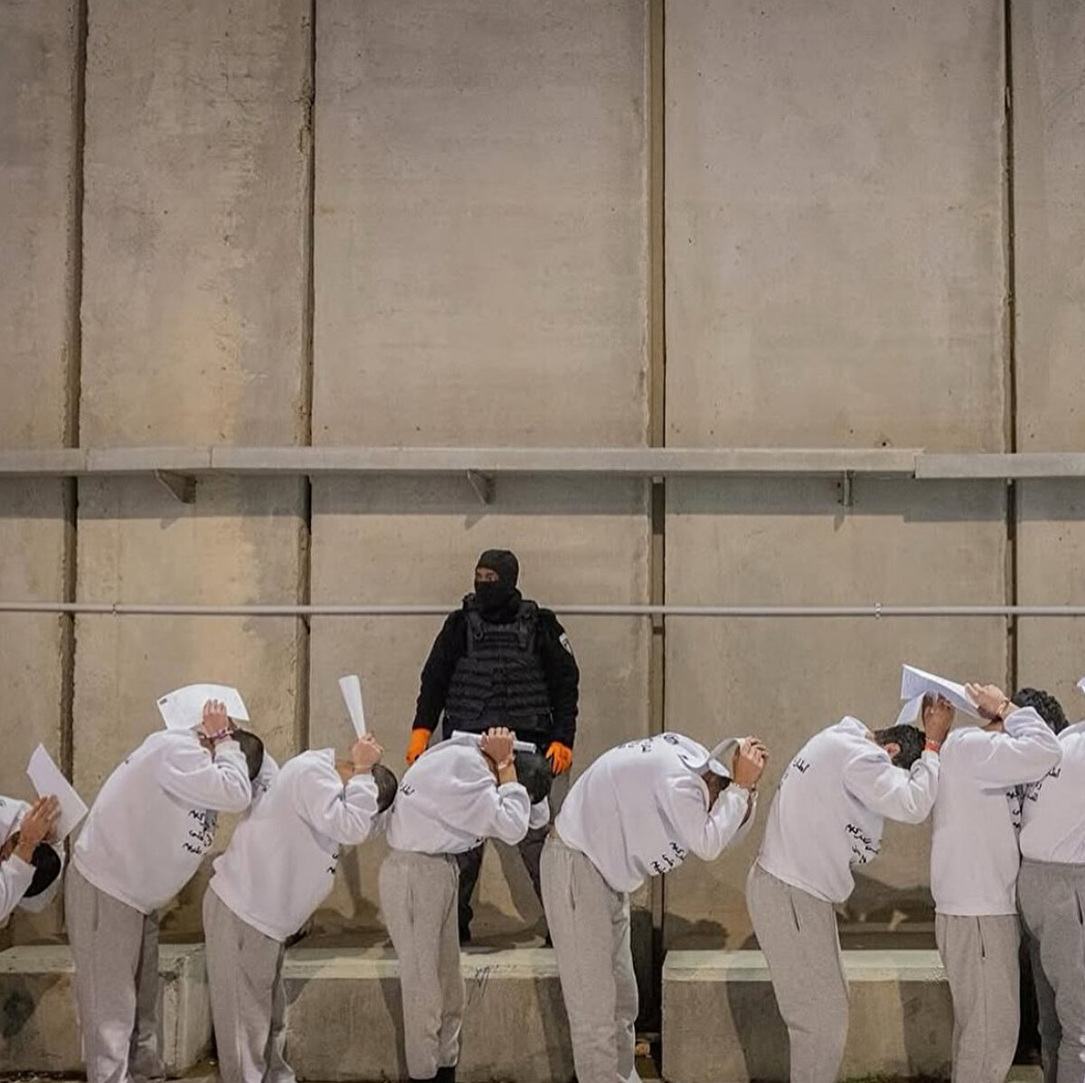 İsrail’in en büyük cezaevi olan Ktziot Hapishanesi’nden paylaşılan yeni fotoğraflar, İsrail güvenlik güçlerinin, Gazze’deki ateşkes anlaşması kapsamında serbest bırakılan Filistinli mahkûmlara son ana kadar kötü muamele ettiğini ortaya koydu.