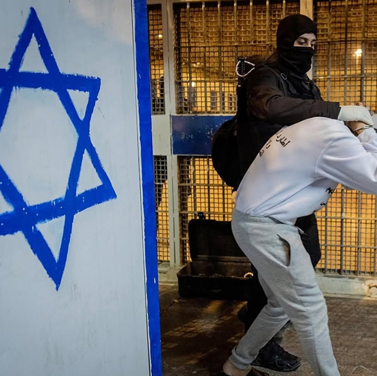 Negev Çölü'nün ortasında bulunan Ktziot Hapishanesi, aşırı kalabalık koşullar ile kötü hijyen dahil olmak üzere uzun süredir birçok insan hakları ihlalleriyle gündemde.