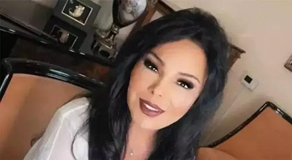 NEŞE AKSOY NEDEN ÖLDÜ, HASTALIĞI NEYDİ?<br><br>Yeşilçam sinemasının değerli oyuncularından Neşe Aksoy, 62 yaşında hayatını kaybetti. Usta oyuncunun bir süredir kanser tedavisi gördüğü ve hastalığına yenik düşerek İzmir'de vefat ettiği öğrenildi.