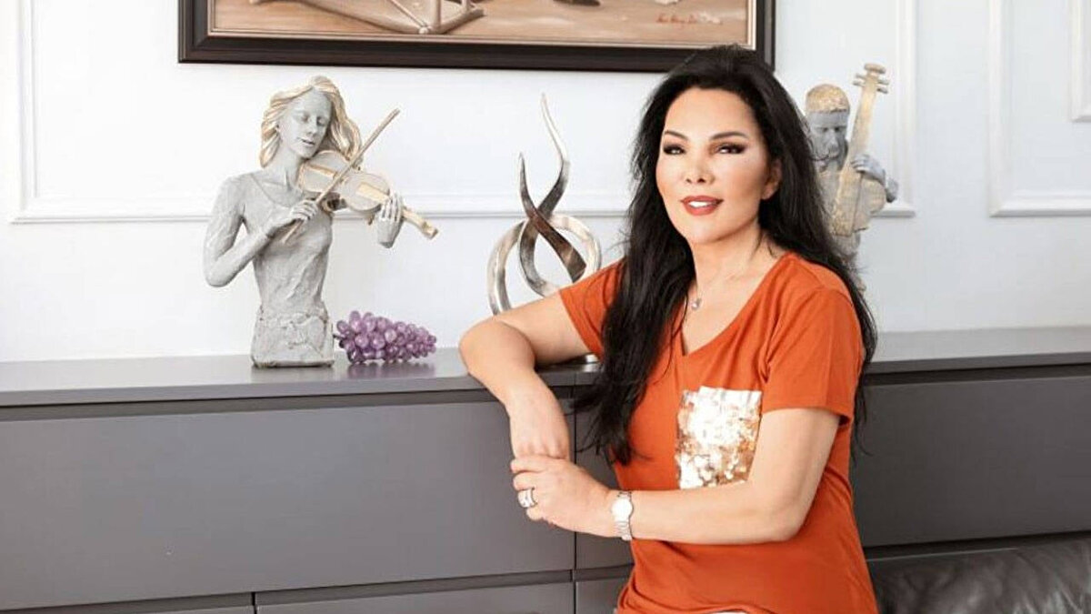 "14 KASIM'A YENİ SERGİSİNİ YETİŞTİRMEK İSTİYORDU"<br><br>Film-San Genel Müdürü Kıvanç Terzioğlu, vefat haberini Neşe Aksoy'un kızı Elif Doğru'dan aldıklarını belirtti. Terzioğlu, sanatçının son anlarına kadar üretme arzusunda olduğunu vurgulayarak şunları söyledi: