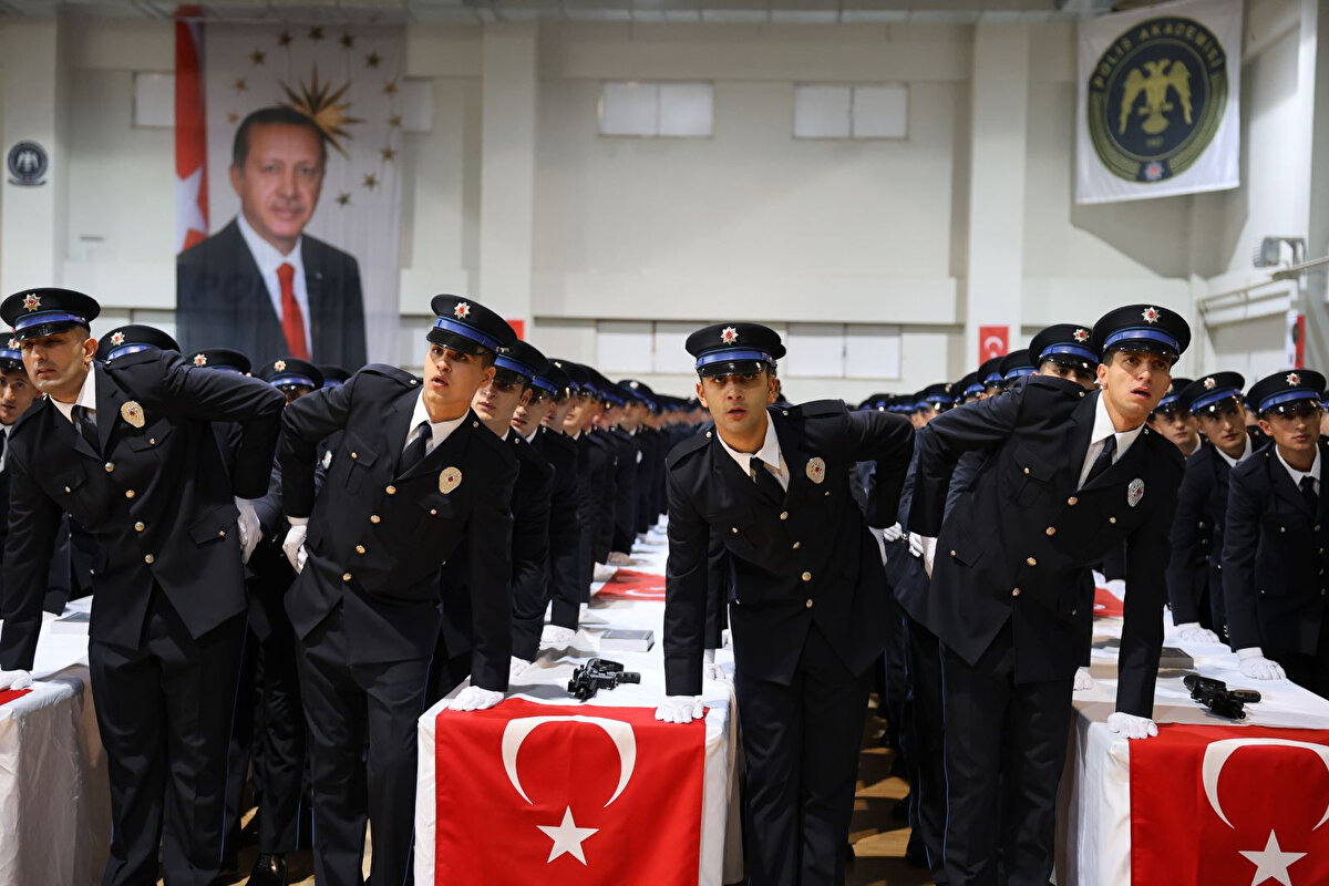 32. Dönem POMEM mülakat sonuçlarının açıklanmasının ardından binlerce aday gözlerini yeni dönem başvurularına çevirdi. 33. POMEM başvuru süreci, Polis Akademisi tarafından yürütülecek. Başvuru kılavuzu, kontenjan bilgileri ve sınav takvimi için Polis Akademisi'nin resmî internet sitesi üzerinden açıklama yapılacak. Başvurular e-Devlet üzerinden online olarak gerçekleşecek. Ön başvuruların ardından sağlık kontrolü, fiziki yeterlilik parkuru ve mülakat sınavına girecek adayların süreci tamamlanmış olacak. Peki başvuru tarihi ne zaman? Başvuru şartları neler?