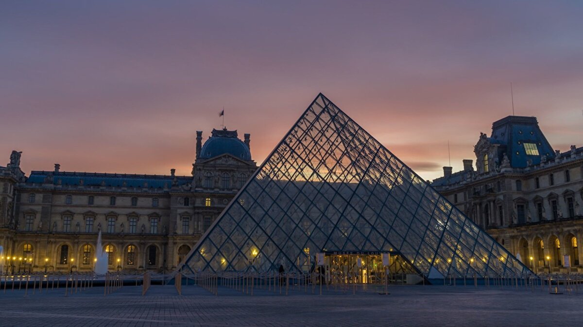 Ancak ortaya çıkan detaylar bu kişinin sadece iyi giyimli bir Parisli olduğunu gösteriyor. Dedektif iddiası sosyal medyada üretilen bir şaka ve şehirdeki meraklılardan biri.