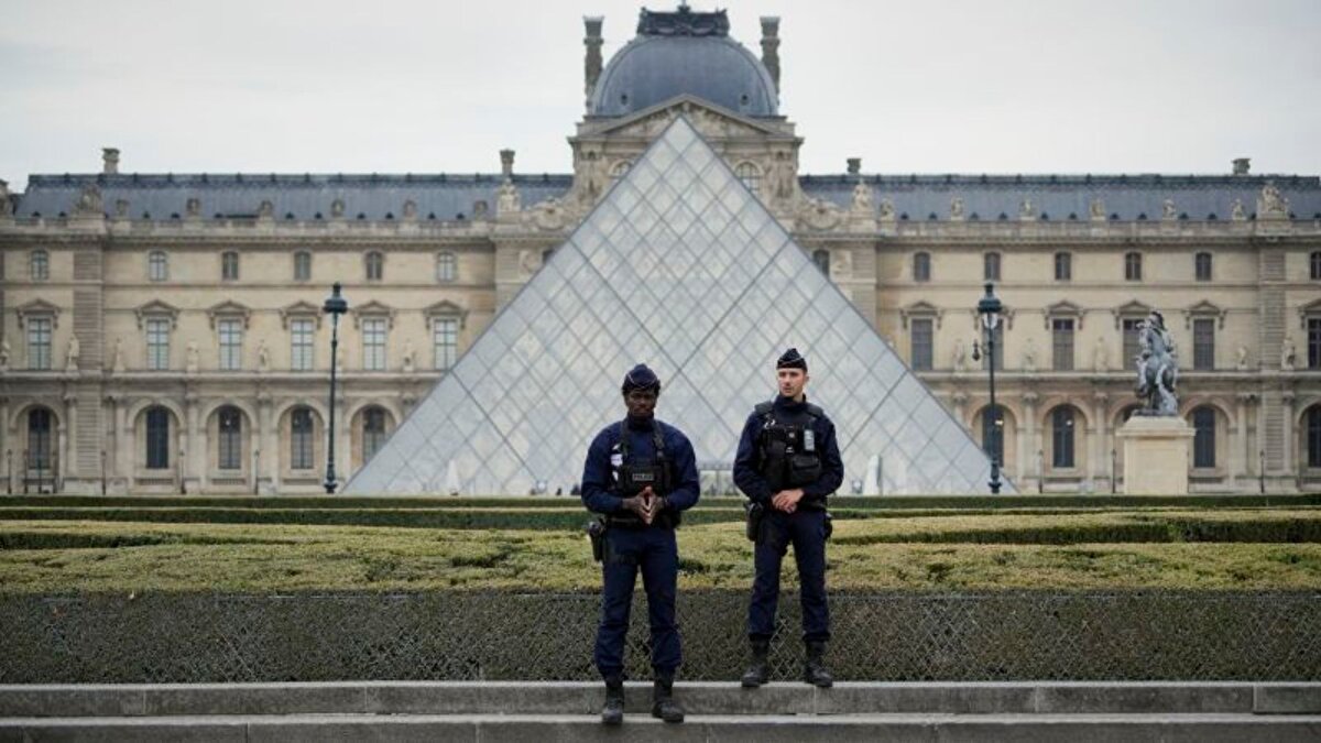 Paris’teki Louvre Müzesi’nde tarihi mücevherlerin çalındığı büyük soygunun yankıları sürüyor. Soygunun değeri 88 milyon euro olarak açıklandı.