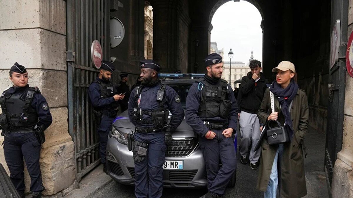 TikTok’ta kullanıcılar soygunu eğlenceli videolarla yorumladı. Çantasında mücevher taşıyan bir kullanıcı 13 milyon izlenme aldı. Başka videolarda Pembe Panther müziği eşliğinde hırsızların yürüyüşü taklit edildi.