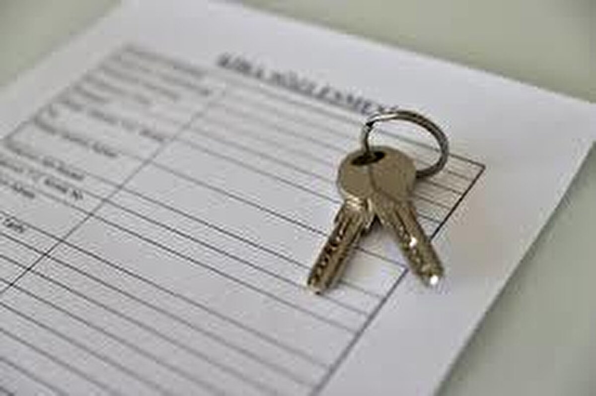 "Emekliler için istisna (47 bin lira) mevcut şartlarla korunacak, ancak emekli olsa dahi ticari, zirai veya mesleki kazanç elde edenler ya da diğer gelirleri 1 milyon 200 bin lirayı aşanlar eskiden olduğu gibi bu istisnadan yararlanamayacaktır. Özetle, mesken kira gelirleri için yeni bir vergi getirilmemekte, istisnaların kaldırılmasına ilişkin düzenlemeler yapılmaktadır."