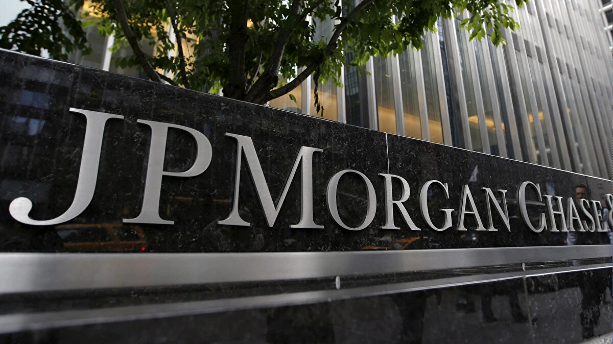 "Fiyatlar iki kat artabilir"<br><br>JPMorgan’a göre, bankacılık dışı yatırımcıların altına ayırdığı pay şu anda toplam varlıklarının yüzde 2,6’sına denk geliyor. Eğer yatırımcılar altını tahvillere karşı tercih etmeye devam ederlerse, bu oran yüzde 4,6’ya kadar çıkabilir. Fiyatların da bu ilgiye paralel olarak yaklaşık iki katı artabileceği ön görüldü