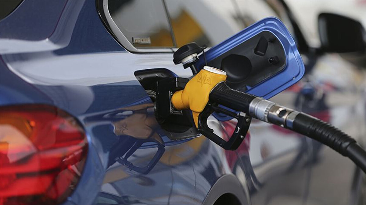 Benzin İstanbul kaç tl? <br><br>Benzinin litre fiyatı ise İstanbul'da yaklaşık olarak 52,30 liradan, Ankara'da 53,16 liradan, İzmir'de 53,50 liradan satılıyor.<br><br>Fiyatlar, iller, ilçeler ve bayiler arasında farklılık gösteriyor.